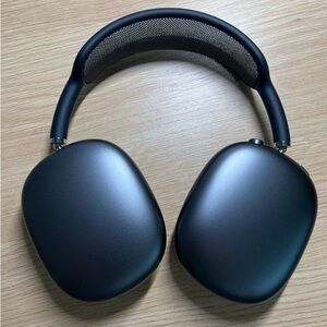 Space grey AirPods Max